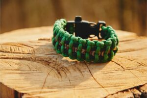 MER- camping hacks - paracord bracelet